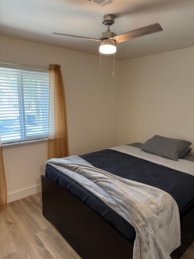 Building Photo - Beautifully Renovated 2 Bedroom Condo - Partially Furnished