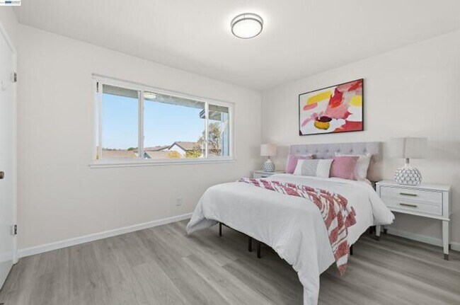 Building Photo - $3,150 / 2 BR - Updated Townhome in Prime Union City!