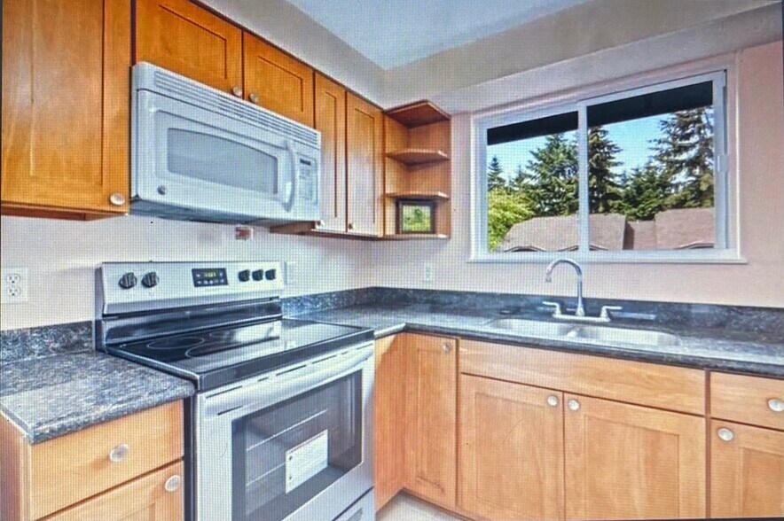 Building Photo - 15617 NE 18th St