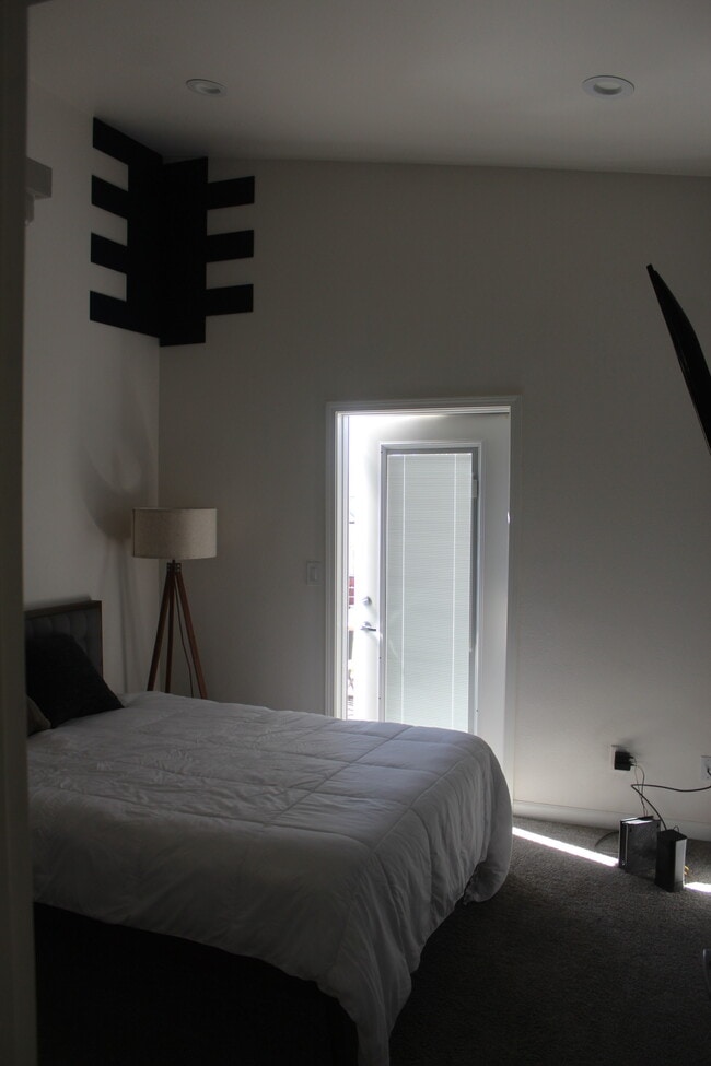 Building Photo - 442 E 7th St