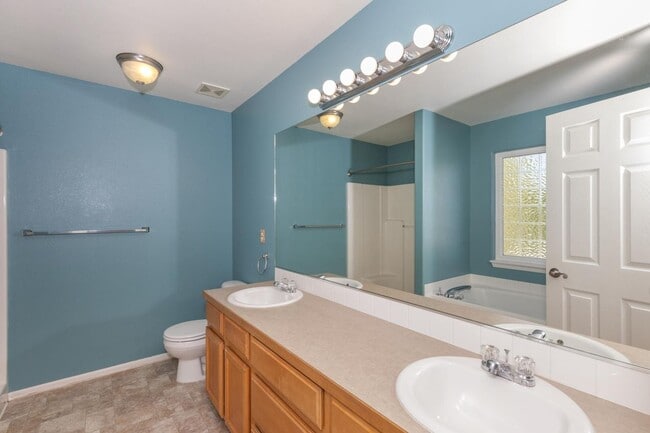 Building Photo - Spacious & Beautiful 3 Bedroom Home