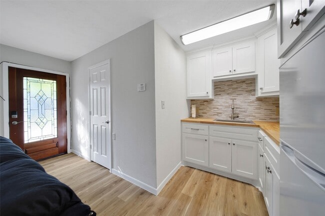 Building Photo - 4072 TX-105