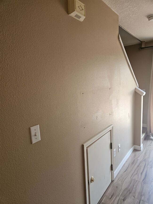 Building Photo - 3 Bedroom, 1 1/2 bath townhouse in Hillsboro