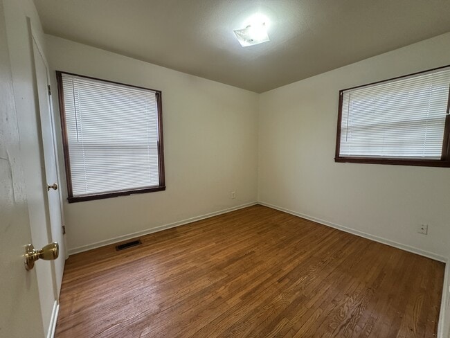 Building Photo - 400 Lancashire Rd