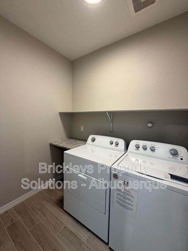 Building Photo - 3969 Kodiak Rd NE