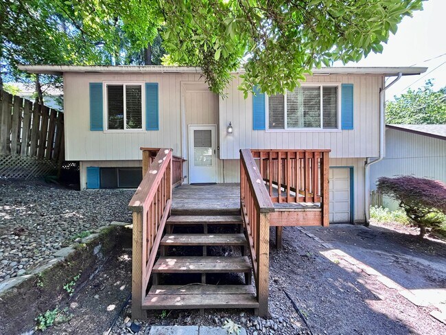 Building Photo - Large 3 Bed, 2 Bath, Sanctuary!