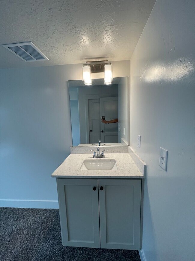 Building Photo - Freshly Updated Townhome with Walk-In Clos...