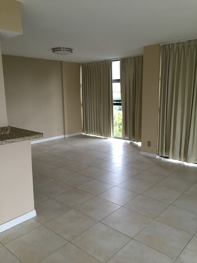 Building Photo - 200 Leslie Dr