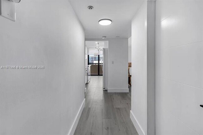 Building Photo - 2555 Collins Ave