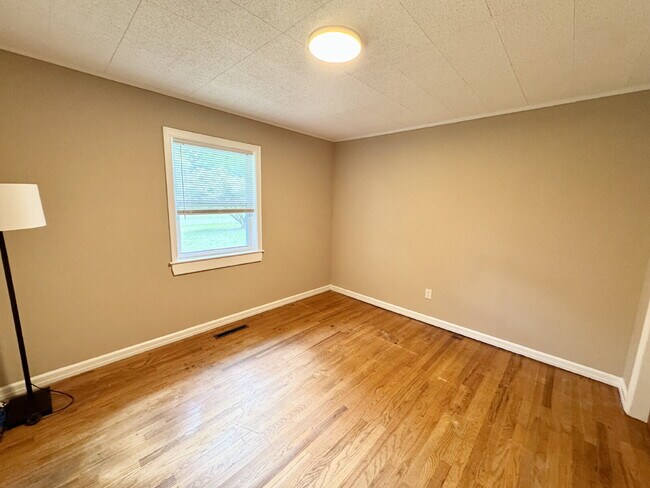 Building Photo - 3 bedroom, 1.5 bathroom single family home