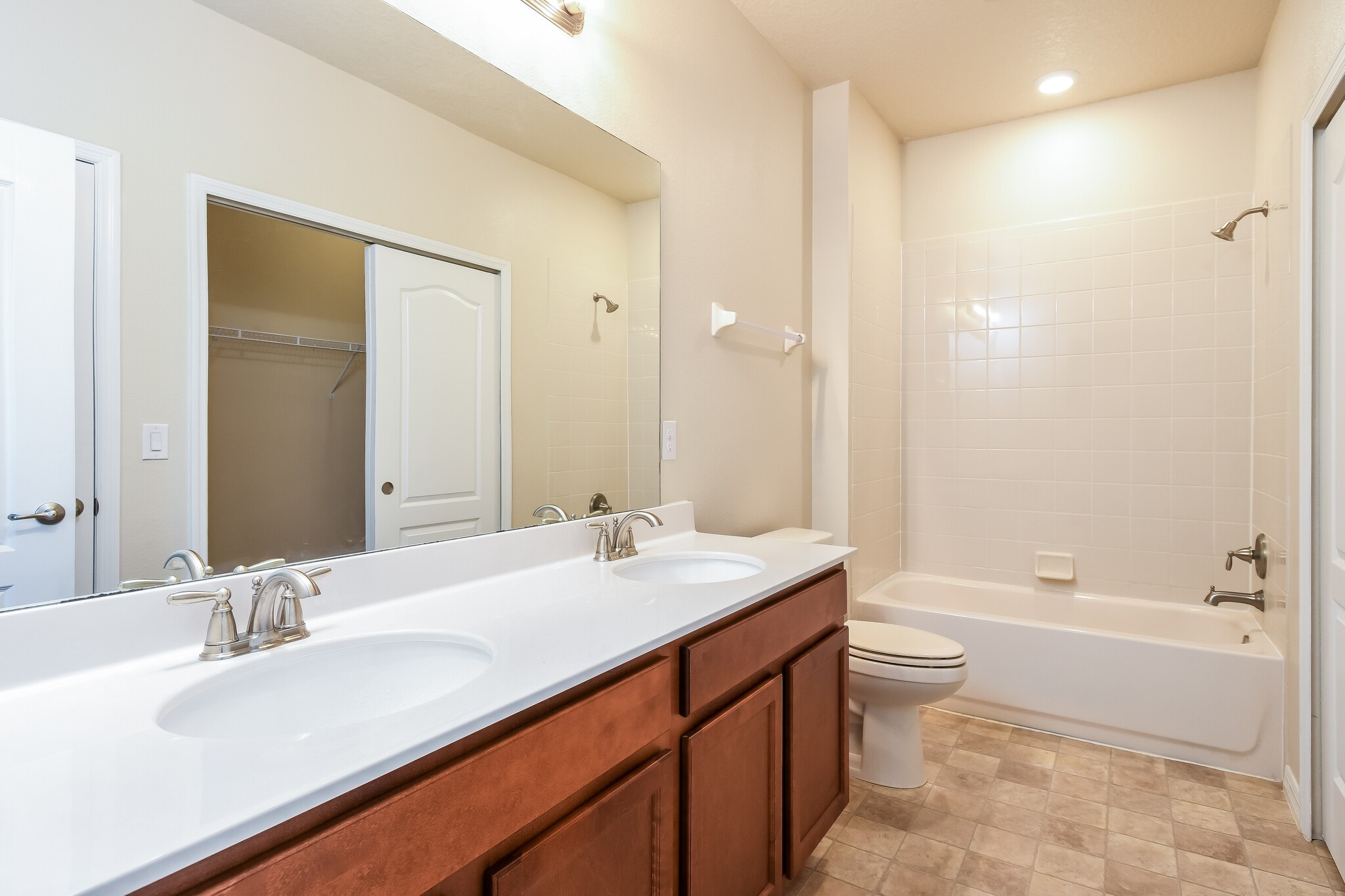 Building Photo - 1470 Pacific Rd