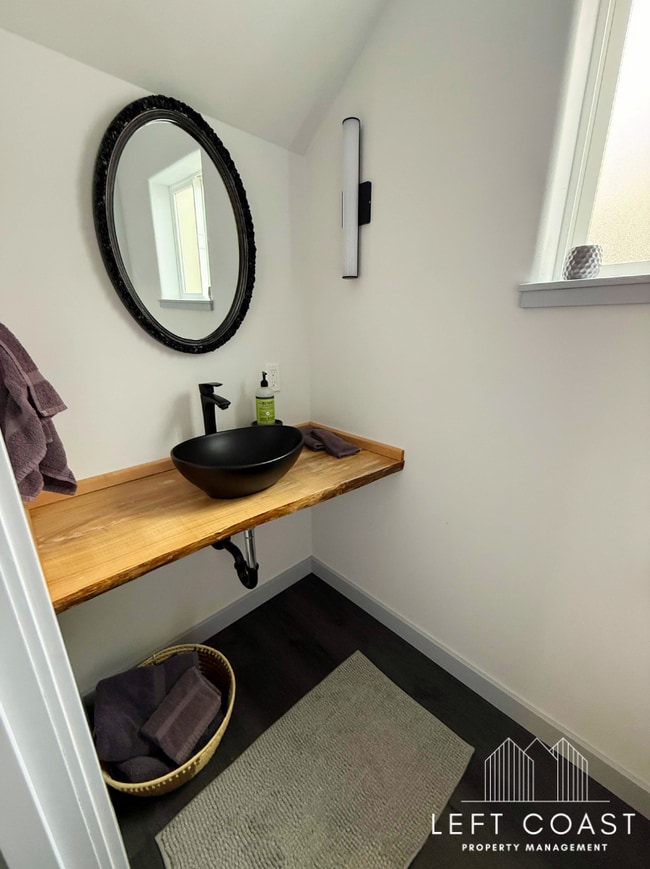 Building Photo - 480 Alsea Ave