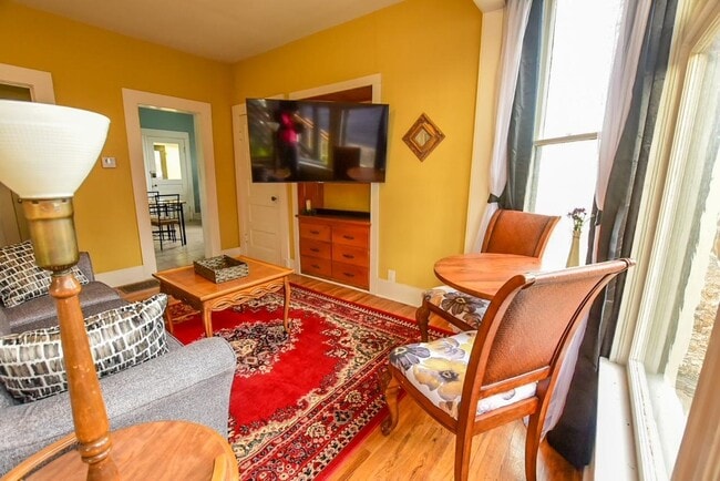 Building Photo - 1316 W Dean Ave