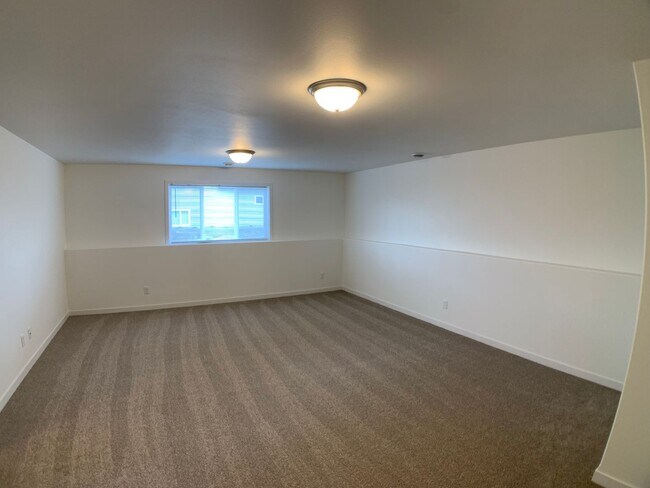 Building Photo - 3 Bed 2.5 Bath Single Family Home