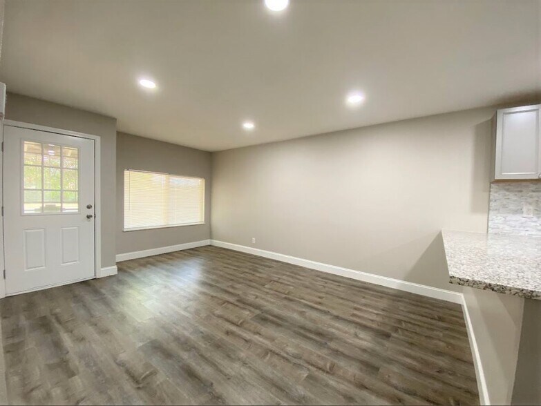 Building Photo - 809 E Bellevue Rd