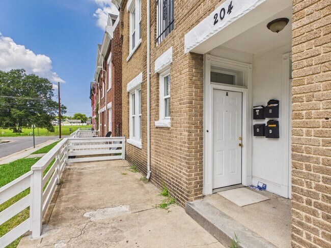 Building Photo - 204 Wellford St