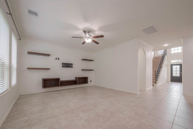 Building Photo - 2261 Oak Cir Dr N