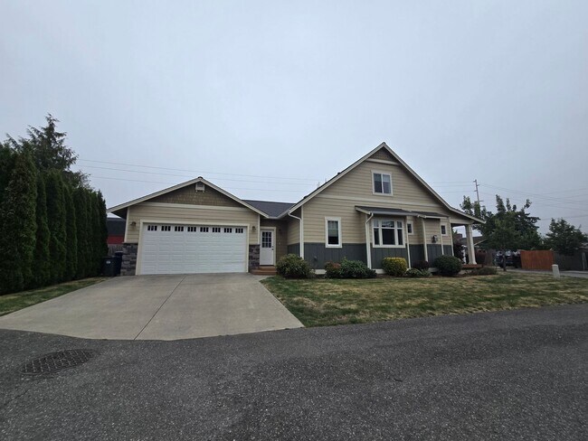 Building Photo - 3 bedroom, 2.5 bathroom house!!!