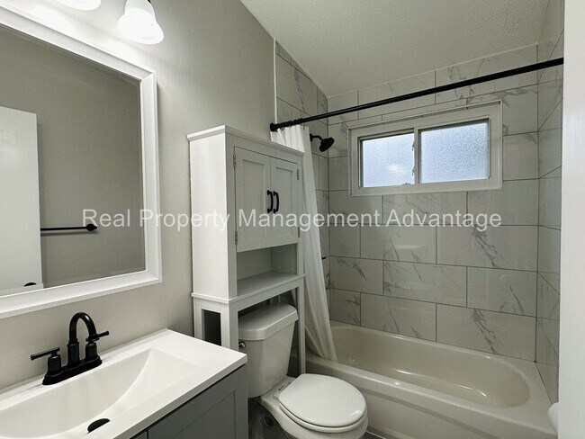 Building Photo - Oak Park Mid-Century Modern Beauty!