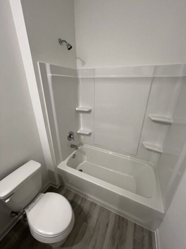 Building Photo - Charming 3 Bed, 2 Bath Home in Prime Locat...