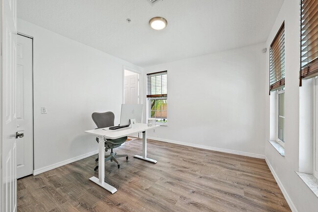 Building Photo - 1522 Limetree Bay Ave