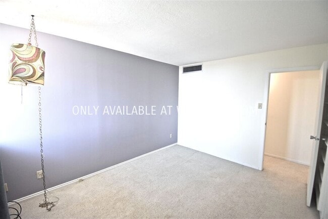 Building Photo - Stunning Downtown SLC Condo - Spacious & P...