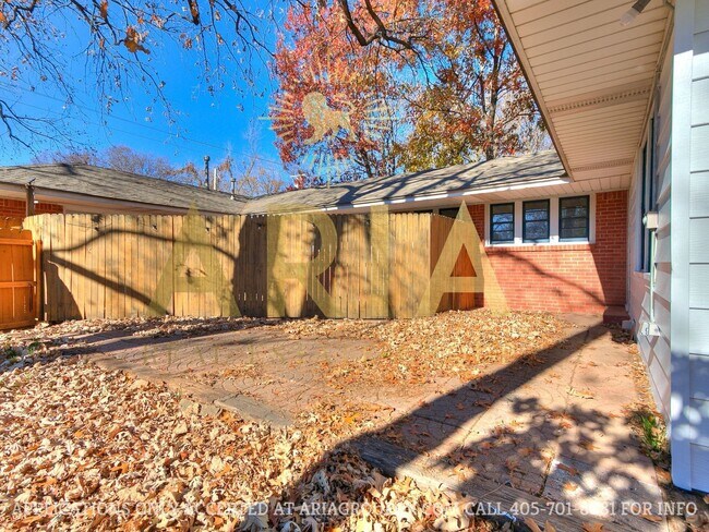 Building Photo - COMING SOON! 2 Bed/2 Bath Duplex Super Clo...