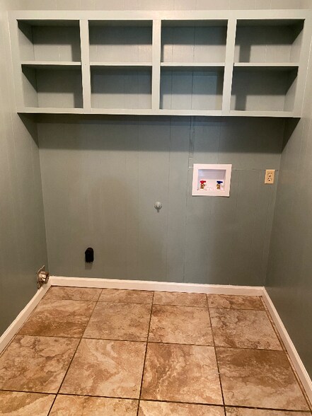 Building Photo - 125 N Loop St