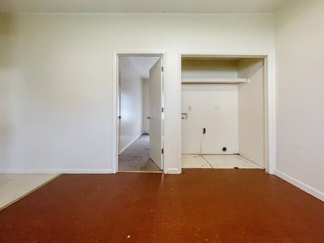 Building Photo - Coming Soon in Muncie! 3 Bed / 1 Bath House — Pet Friendly! Washer & Dryer Hookups!