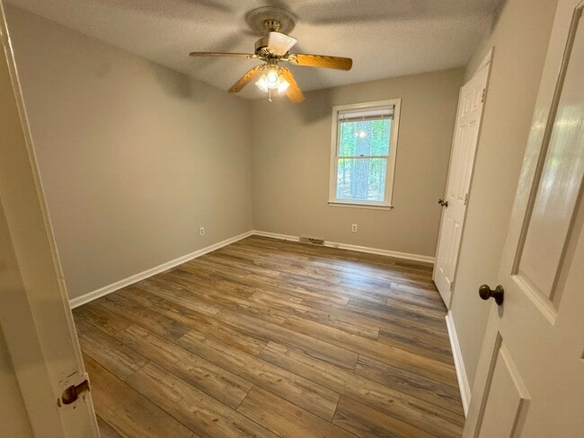 Building Photo - 285 High Meadow Dr