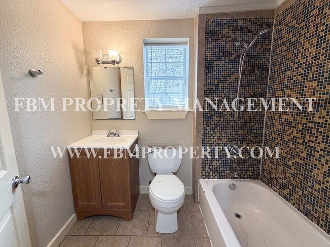 Building Photo - 741 W Park Ave