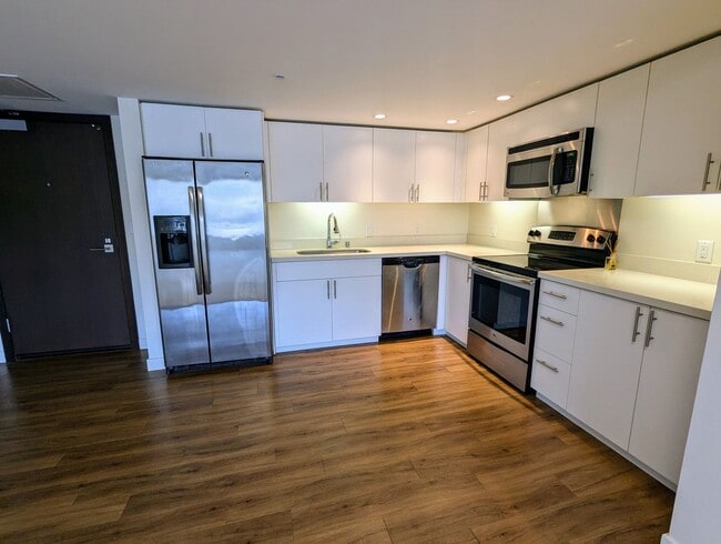 Building Photo - Symphony 2 Bed, 2 Bath, 1 Parking, Mountain views in Kakaako
