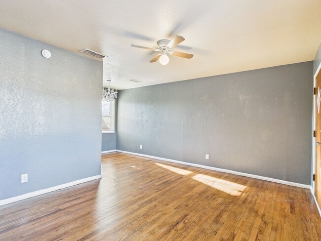 Building Photo - Charming rent ready duplex!
