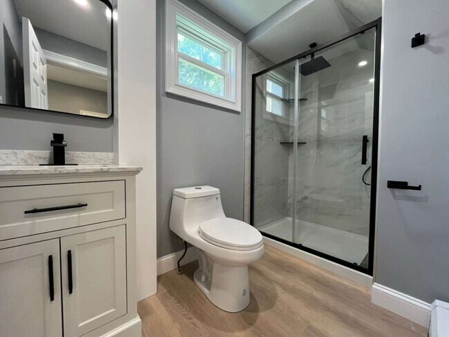 Building Photo - 417 W Court St