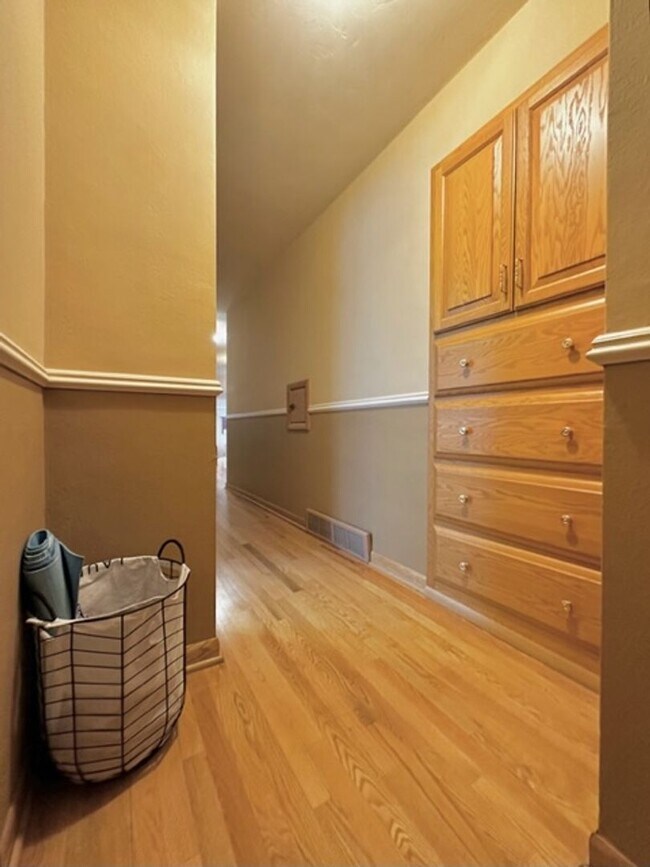 Building Photo - Beautiful / Spacious 3 Bed 3 Bath Ranch Style Single Family Home!