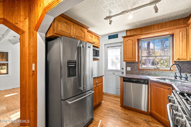 Building Photo - 72 Whalepond Rd