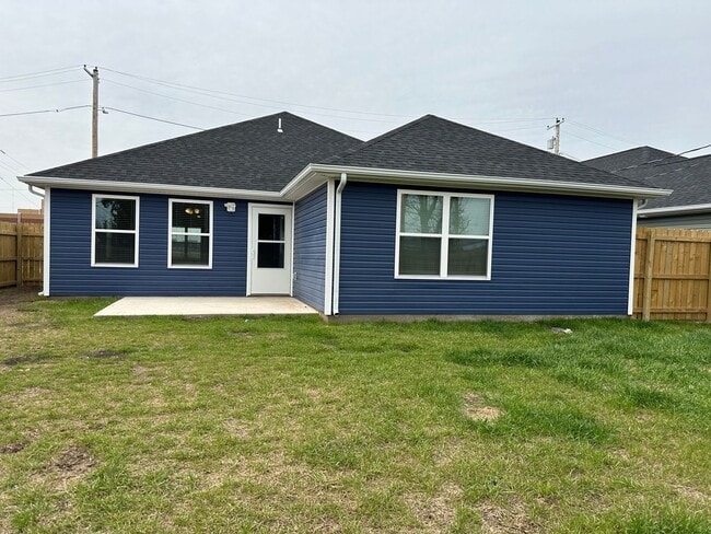 Building Photo - New build, 3 bed/2 bath, stainless steel appliances, two car garage, fenced in back yard!!!!
