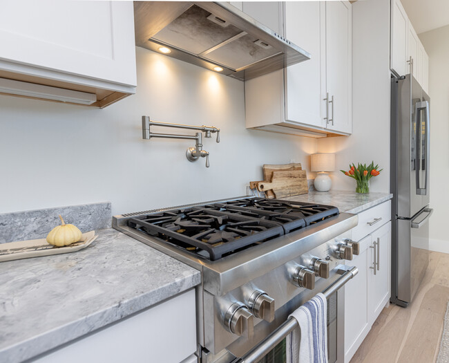 Thermador Gas Stove with pot filler and self-cleaning oven. - 383 Commercial St