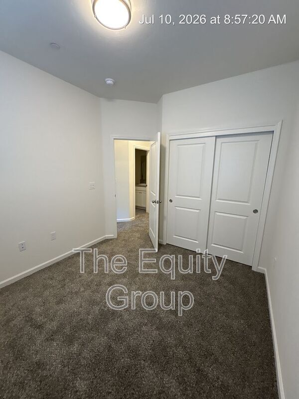 Building Photo - 725 S Pinkham St