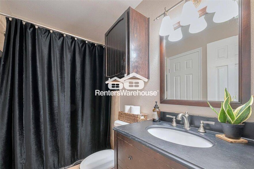 Building Photo - 182 April Point Dr N