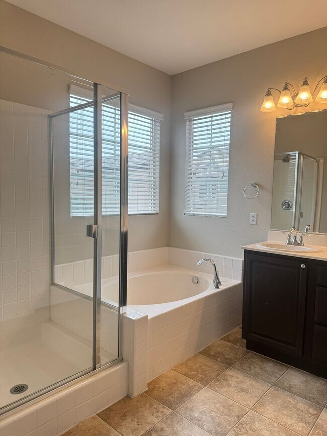 Building Photo - Adorable 3-Bed, 3-Bath Home in Gated Commu...