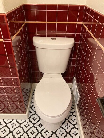 Building Photo - 702 6th Ave