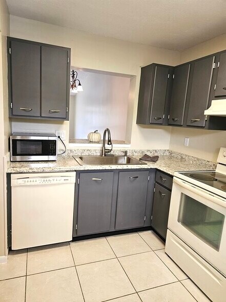Building Photo - 3161 SE Aster Ln