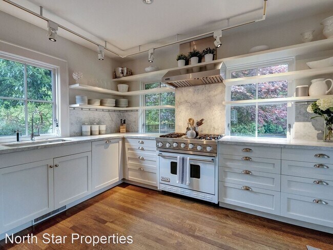 Building Photo - 3 br, 3 bath House - 2650 SW Montgomery Dr