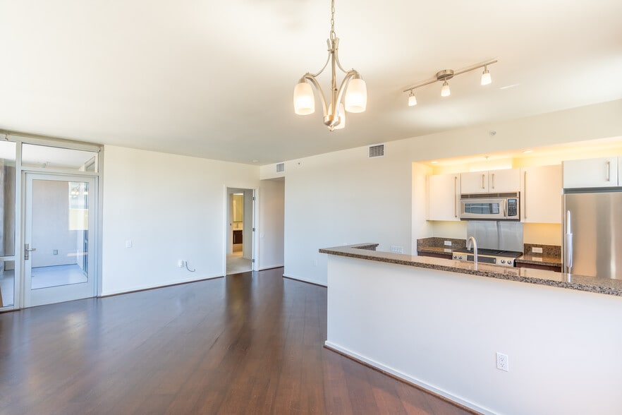 livingroom - 321 10th Ave