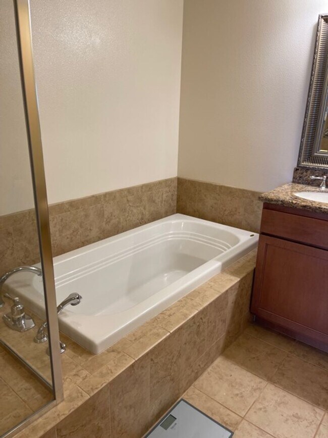 Building Photo - Gorgeous like new Premier condo in S. Kihe...