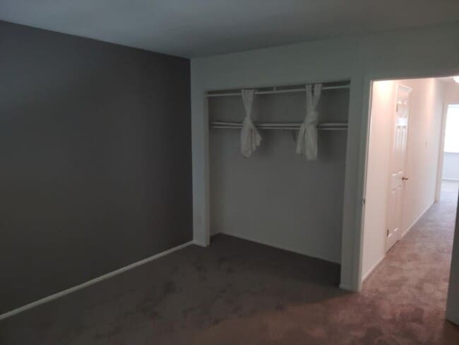 Building Photo - 300 Oakway Ct