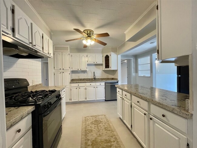 Building Photo - 1112 Southampton Dr