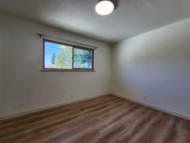 Building Photo - Rohnert Park Home with Large Fenced Yard