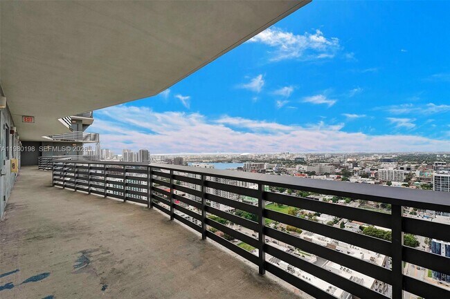 Building Photo - 460 NE 28th St